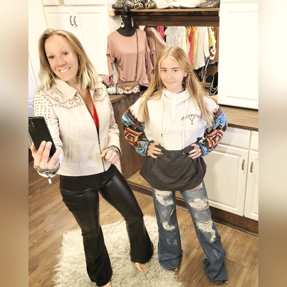 Meet your Posher, Amanda - Picture 3 of 4